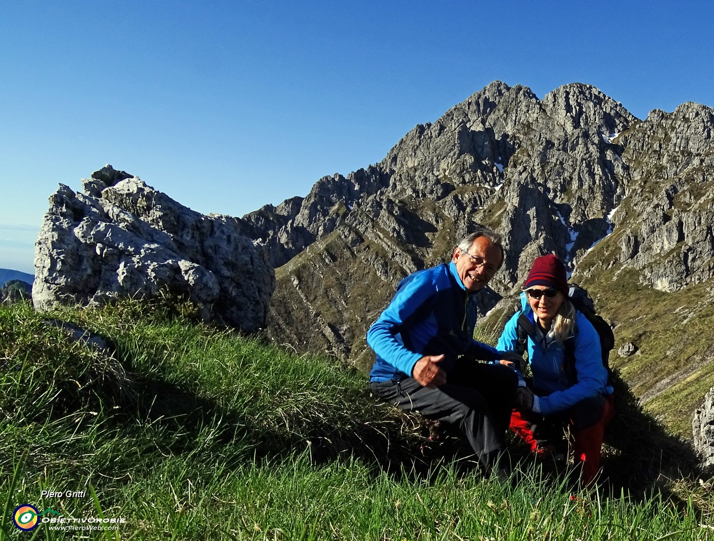 01 Col dei Brassamonti con vista creste e Cima Alben.JPG -                                